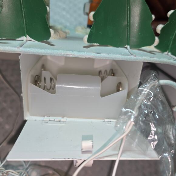 TIN LIGHTED CHRISTMAS VILLAGE HOLIDAY DECORATION - Picture 4 of 4